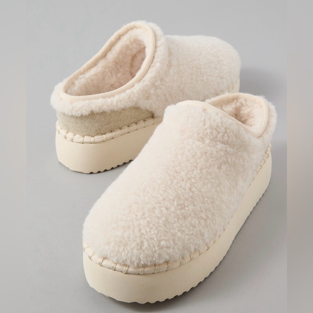 NWT American Eagle Sherpa Scuff Slide